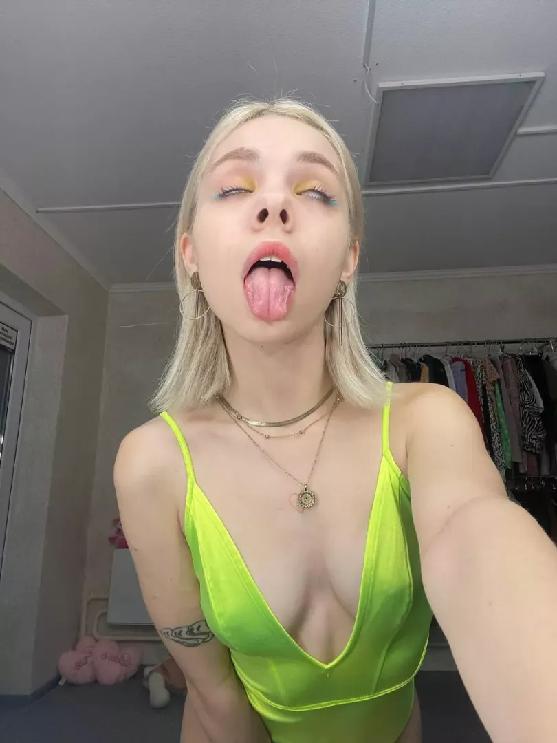 18, petite and horny... ?? posted by RainyFormula