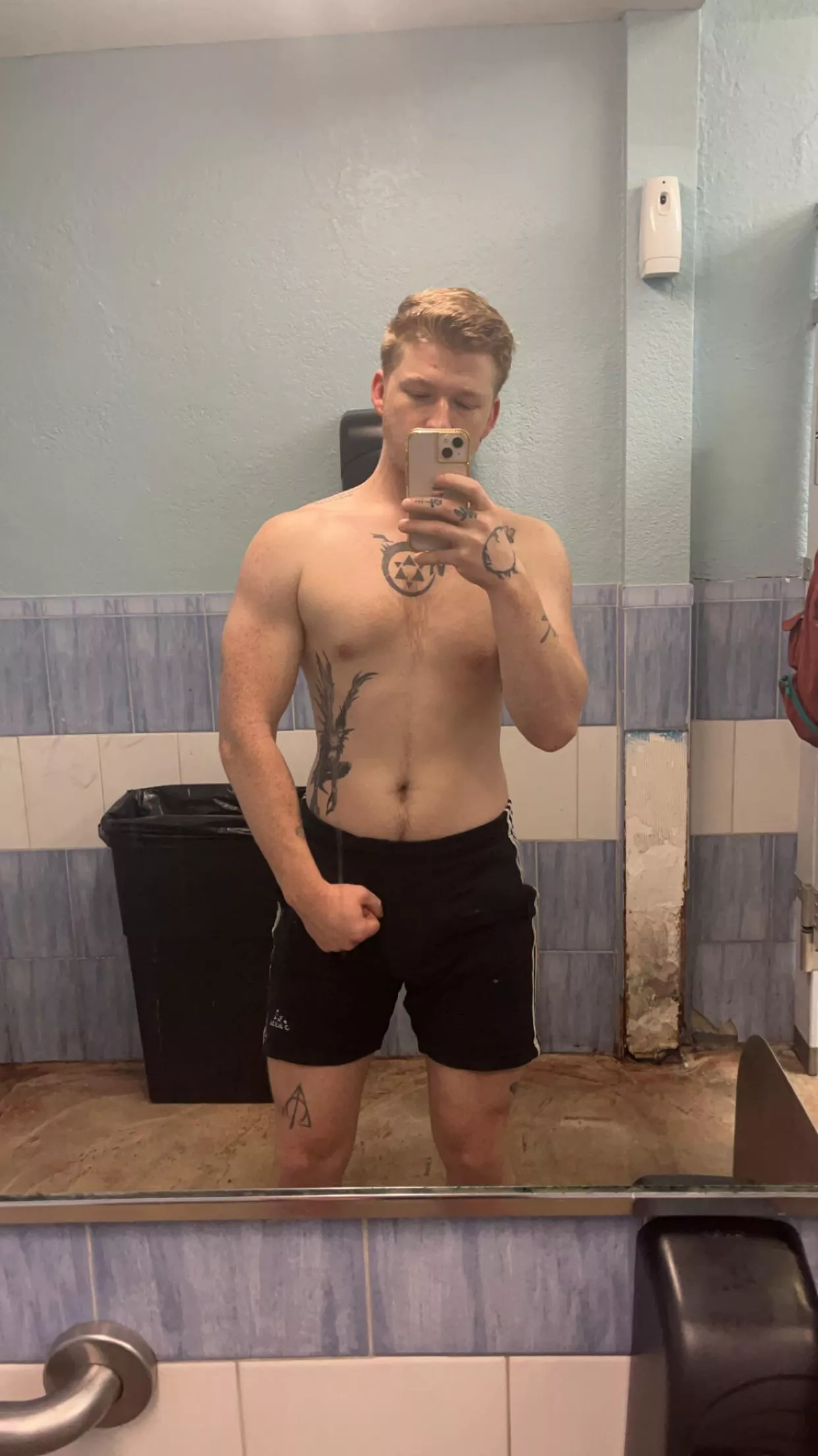 (25) when your work has the best posing mirror posted by thegoldengaymer