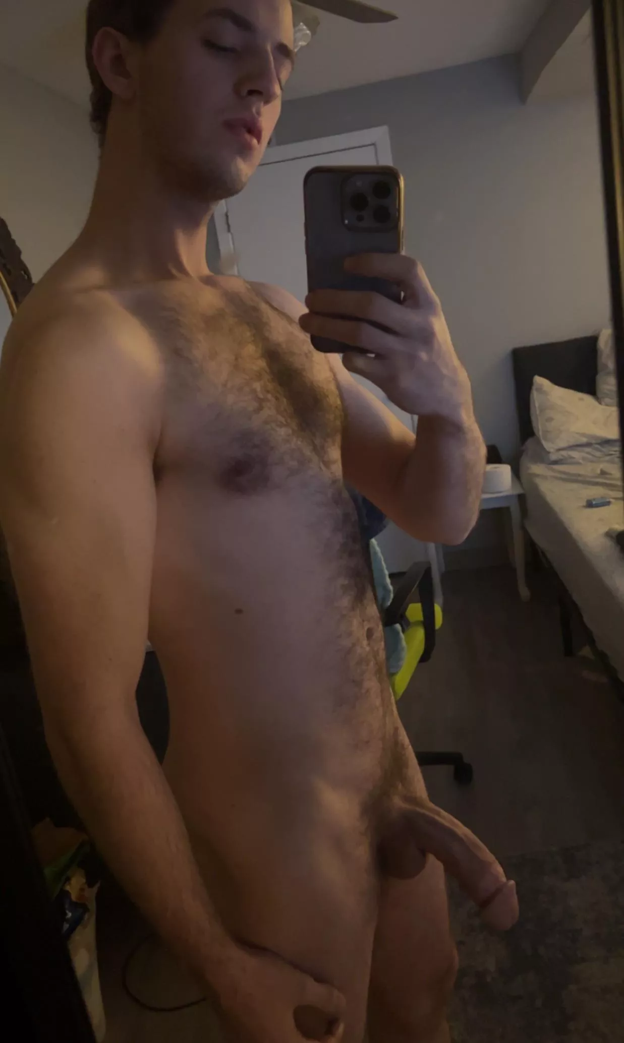 Dm me girls 😘 posted by AdvanceGuilty431