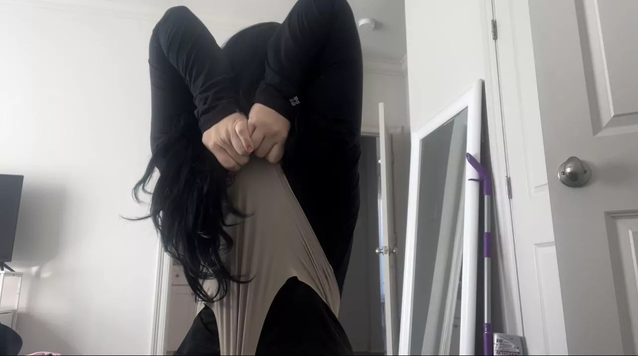 Help me get them over my head 🥺 posted by hanna_bannah