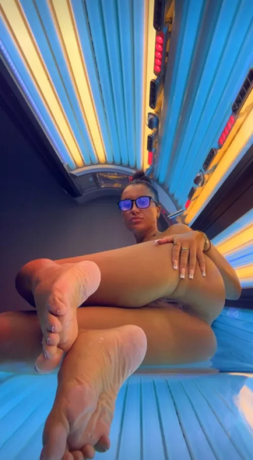 I only ever go for a sunbed so i can send pics like this by Epic_Queeni