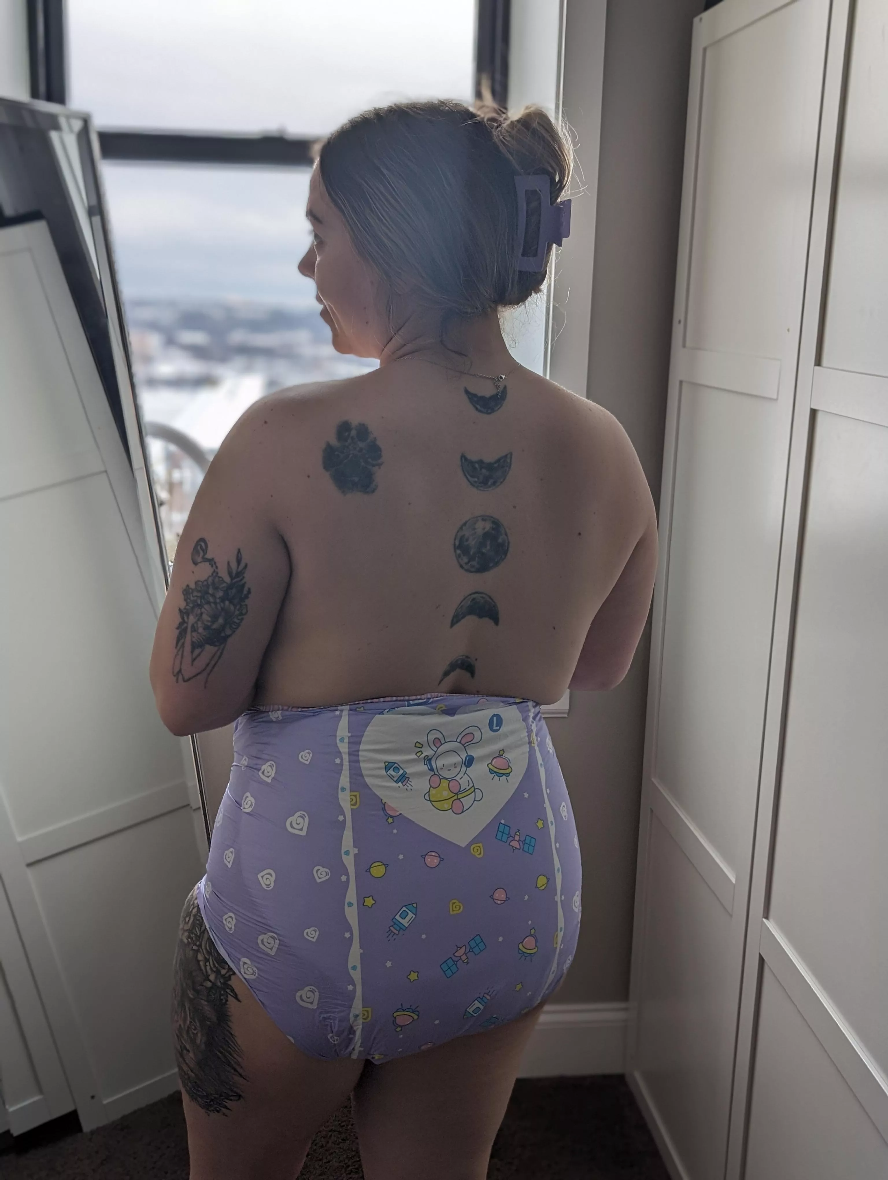 Never hurts when the hairclip matches the diaper! 🪮 posted by Allie-n-Daddy