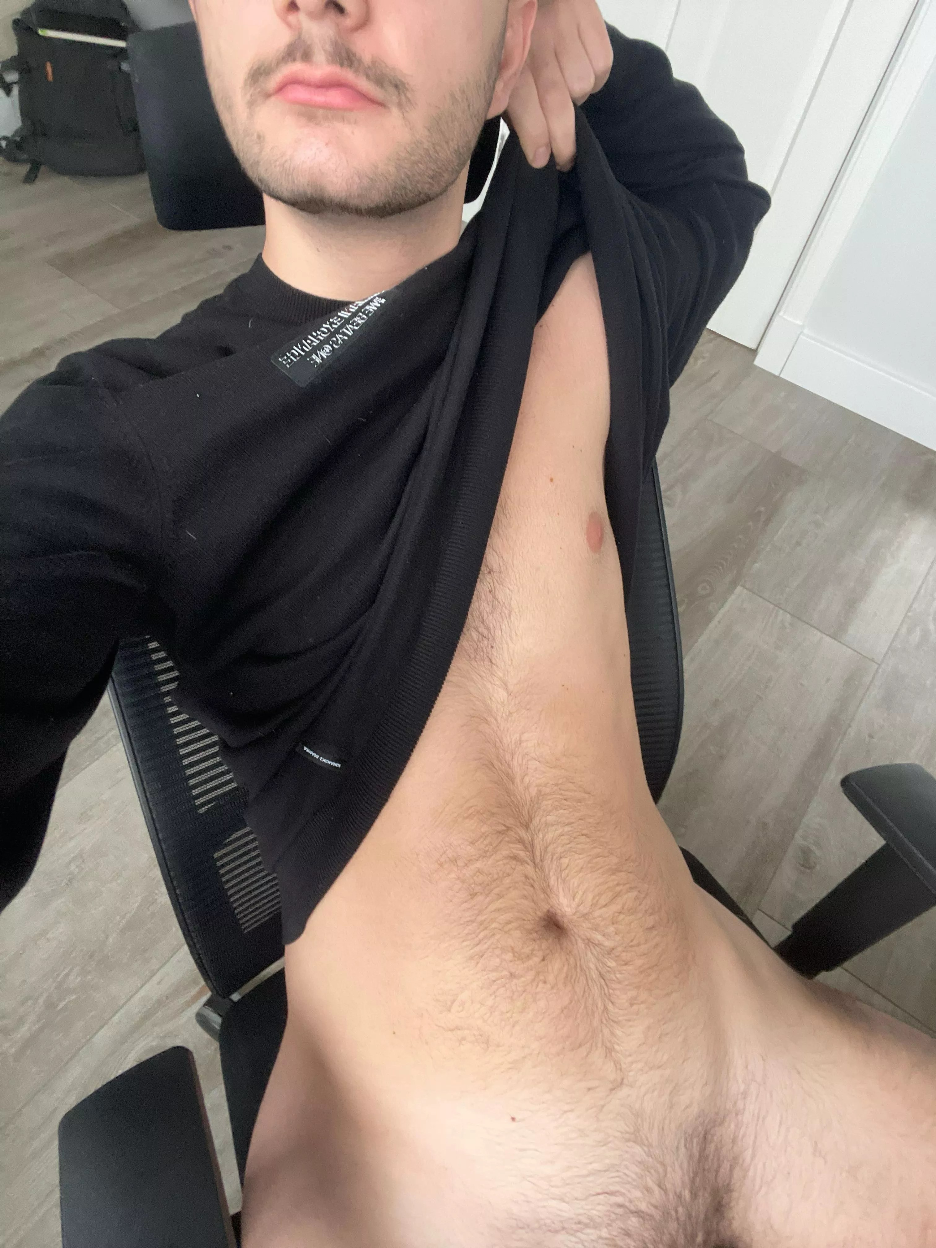 22 bi euro guy looking to chat posted by Brontolo2001