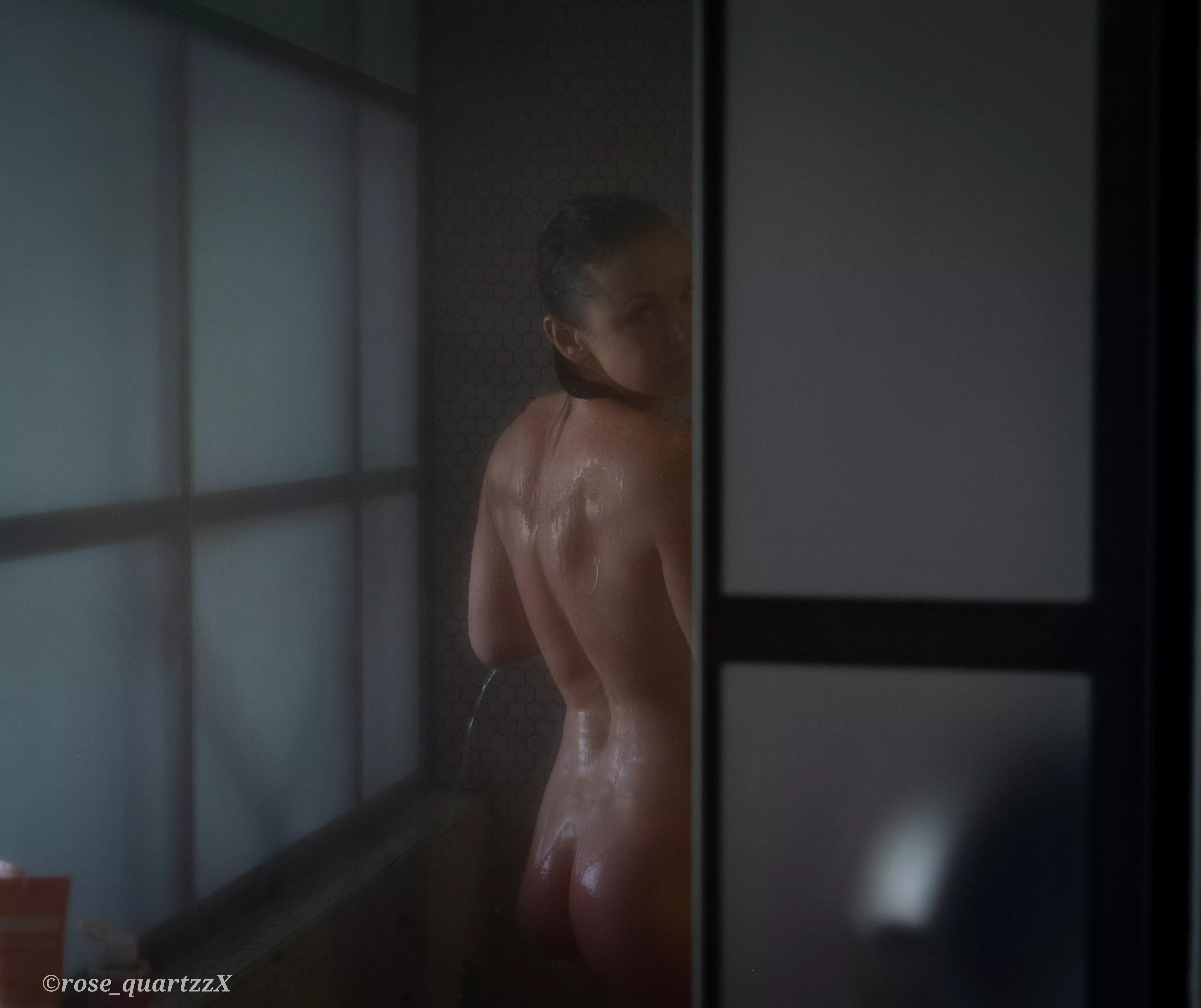 a glance posted by rose_quartzzX