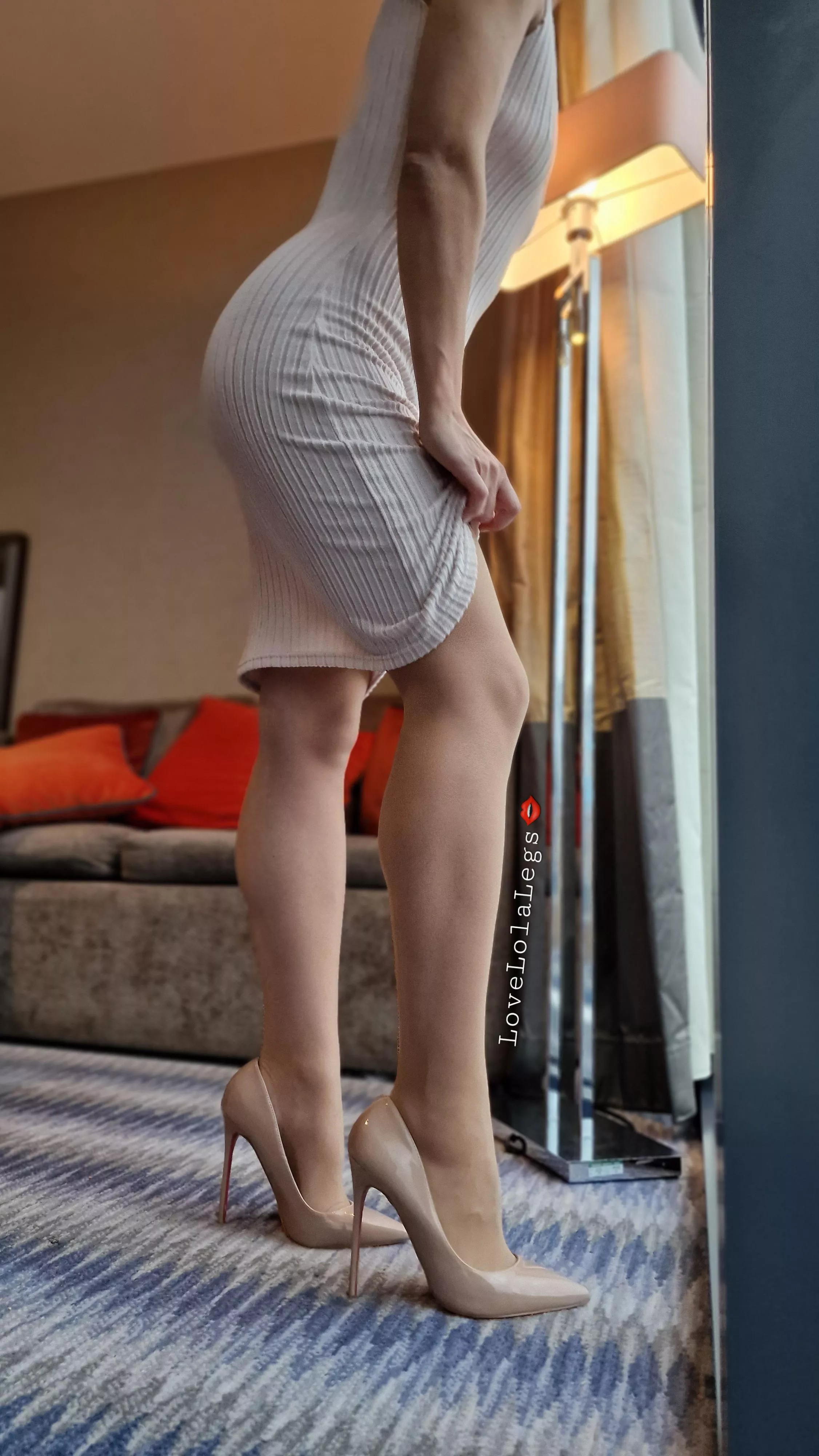 A little thigh reveal for world outside my window 👄 posted by lovelolalegs