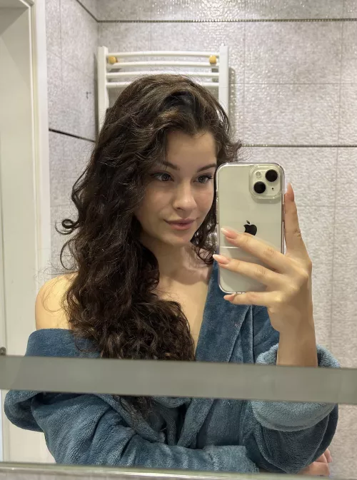 Any older men here that want to fuck me raw by Apprehensive_Use5225