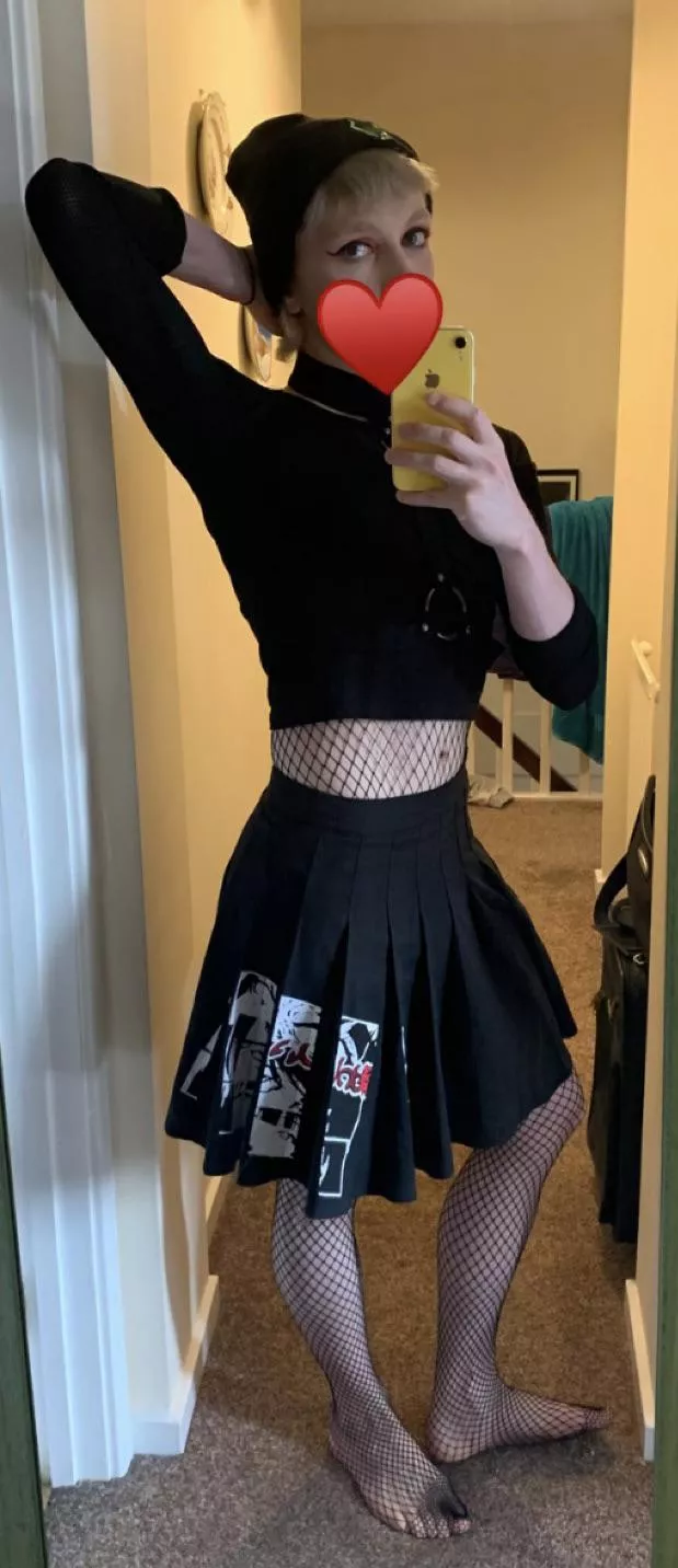 Anyone wanna go to a gig x 😶 I am a bit fragile is all 😅 posted by AdCrafty3864