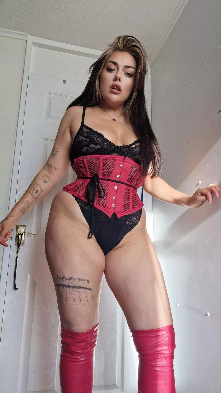 Big hips, small waist 😉 posted by sophie_cwtch