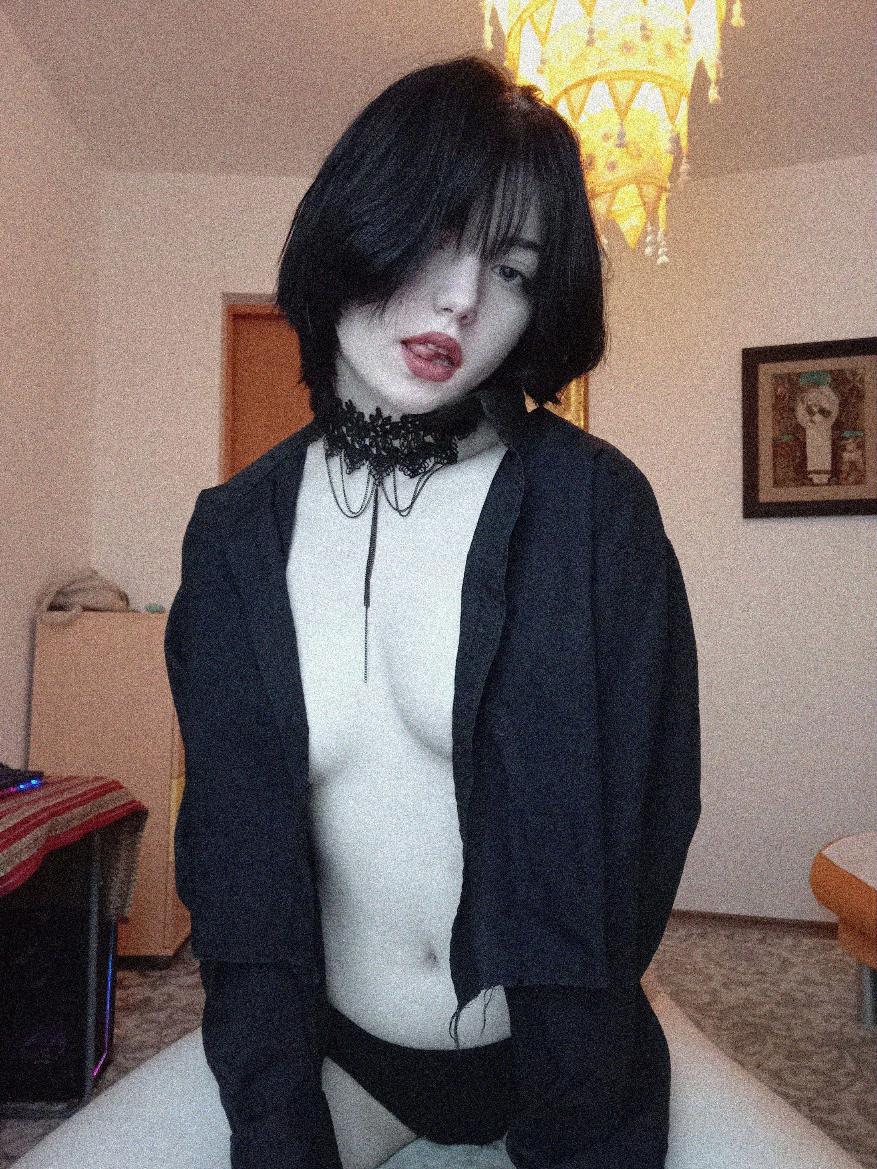 I feel like being virgin at the age of 18 is weird for people, makes me so insecure😈 posted by AnnaPlaylist