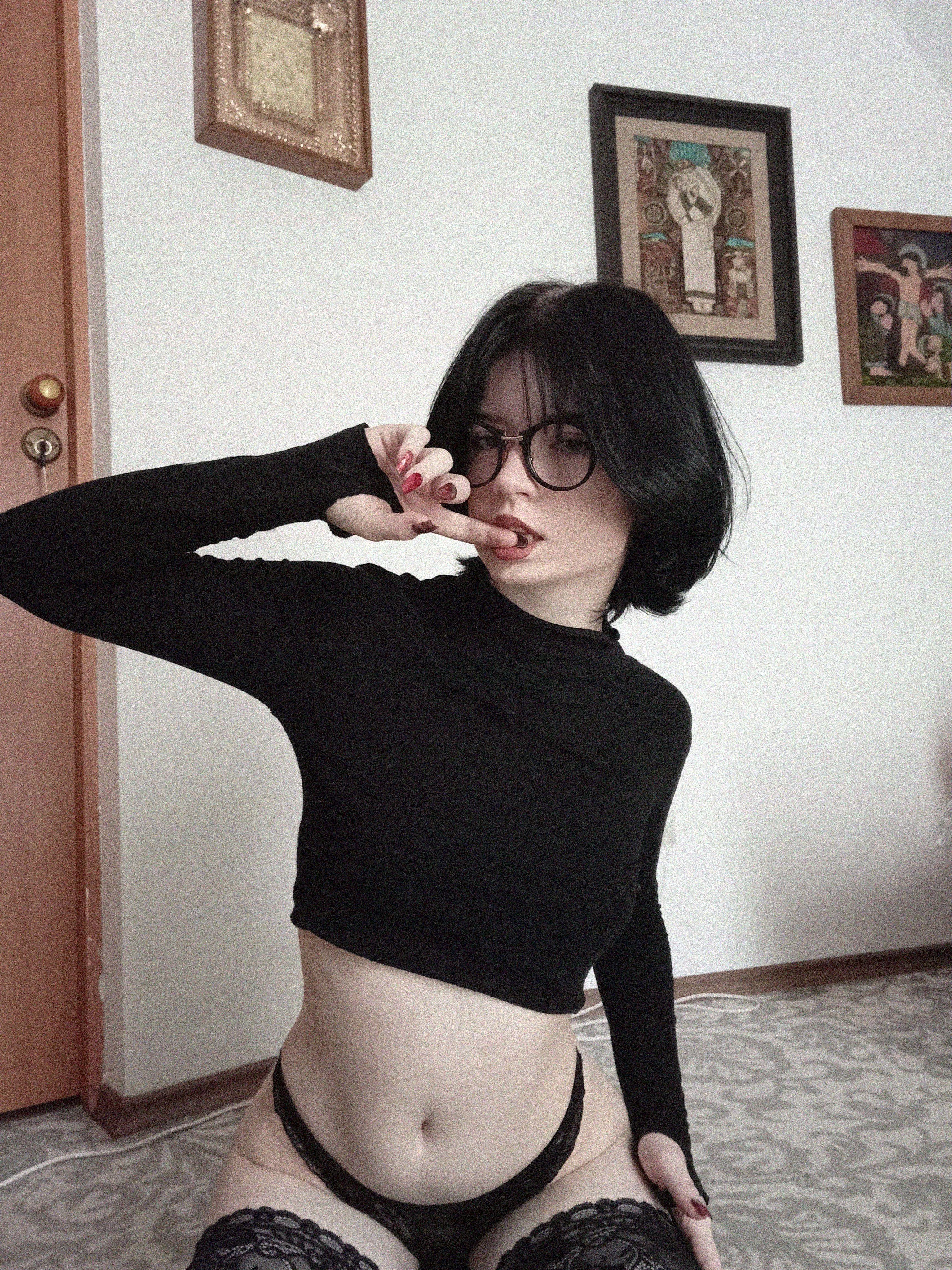 I’d sit on your face but I don’t think you’d survive🖤 posted by CurveAcrobatic1279