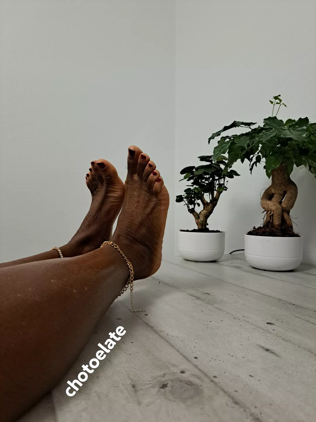 Suck my toes during break posted by ChoToelate