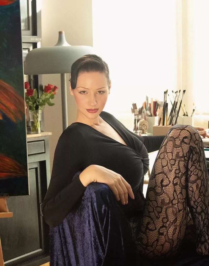 Artist in fishnets posted by Desecr8or