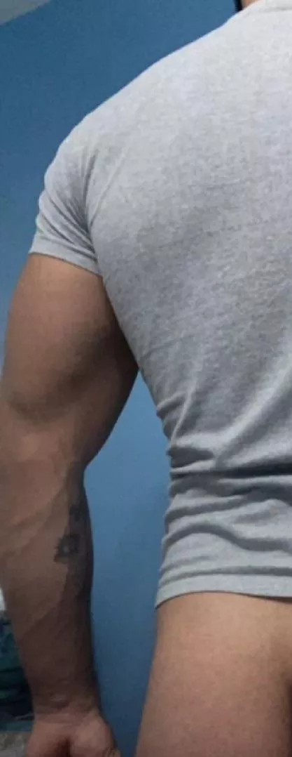 Do you like the veins? 🤭 posted by dariusluxx