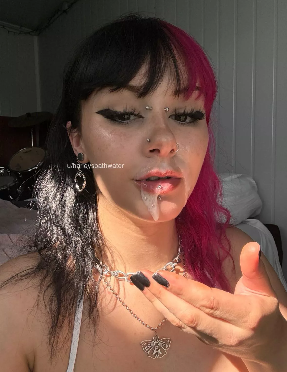 Emo girls look best with cum on their face posted by harleysbathwater