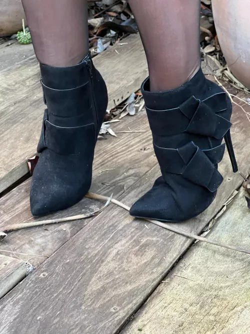 i love my warm suede boots OC by MalinaWhispers