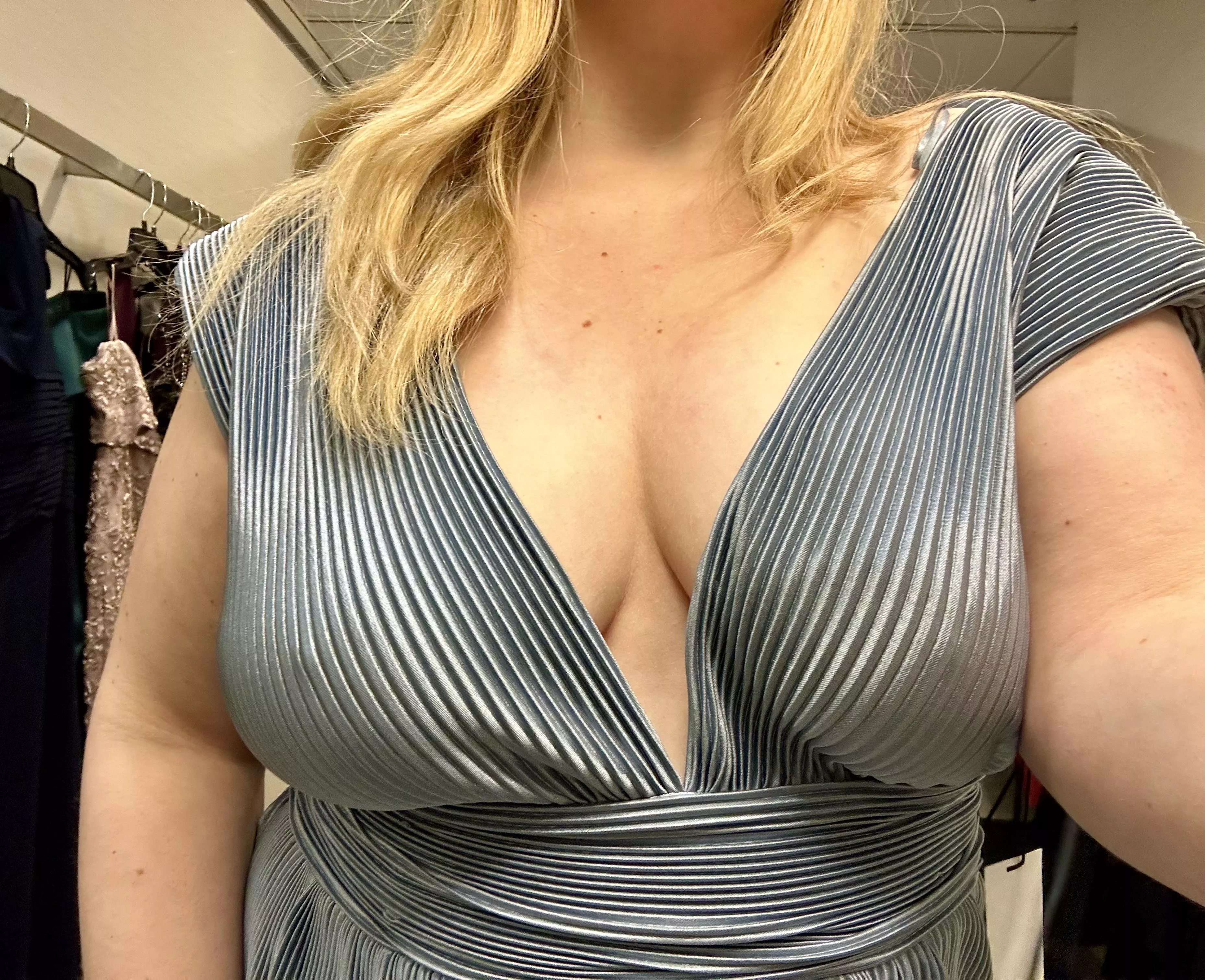 I was told by the department store clerk today that I have a very feminine body. Think I’m starting to agree! [f] posted by la_bombon