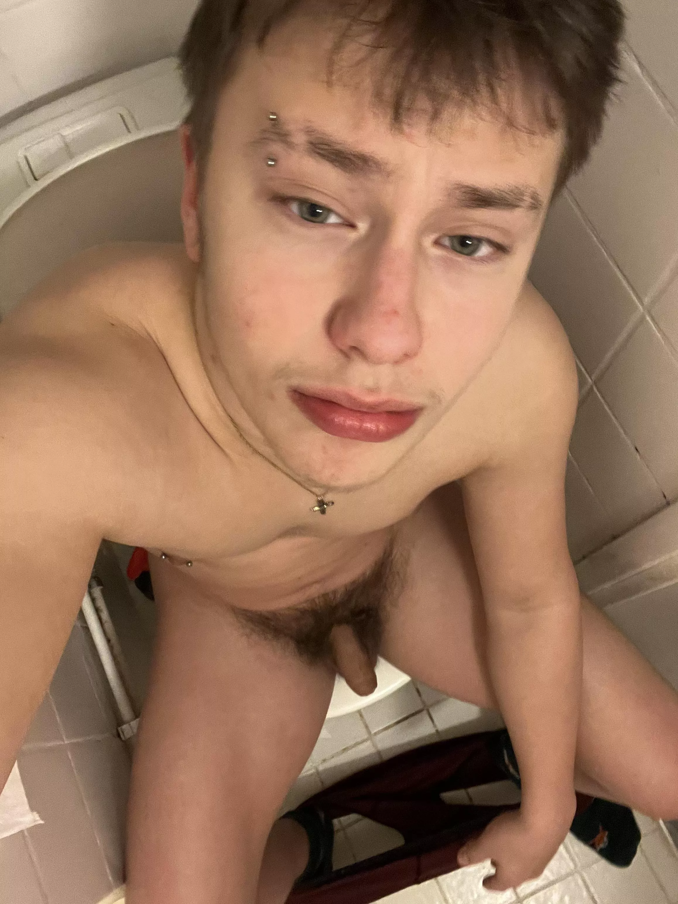 Is a toilet pic wild enough😳 posted by Jessdudez