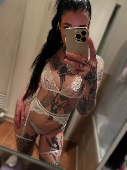 its me by Alondra_Lynne