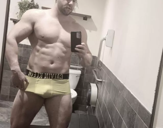 [m] Bulge hidden while Im at the gym by Cjmitch0