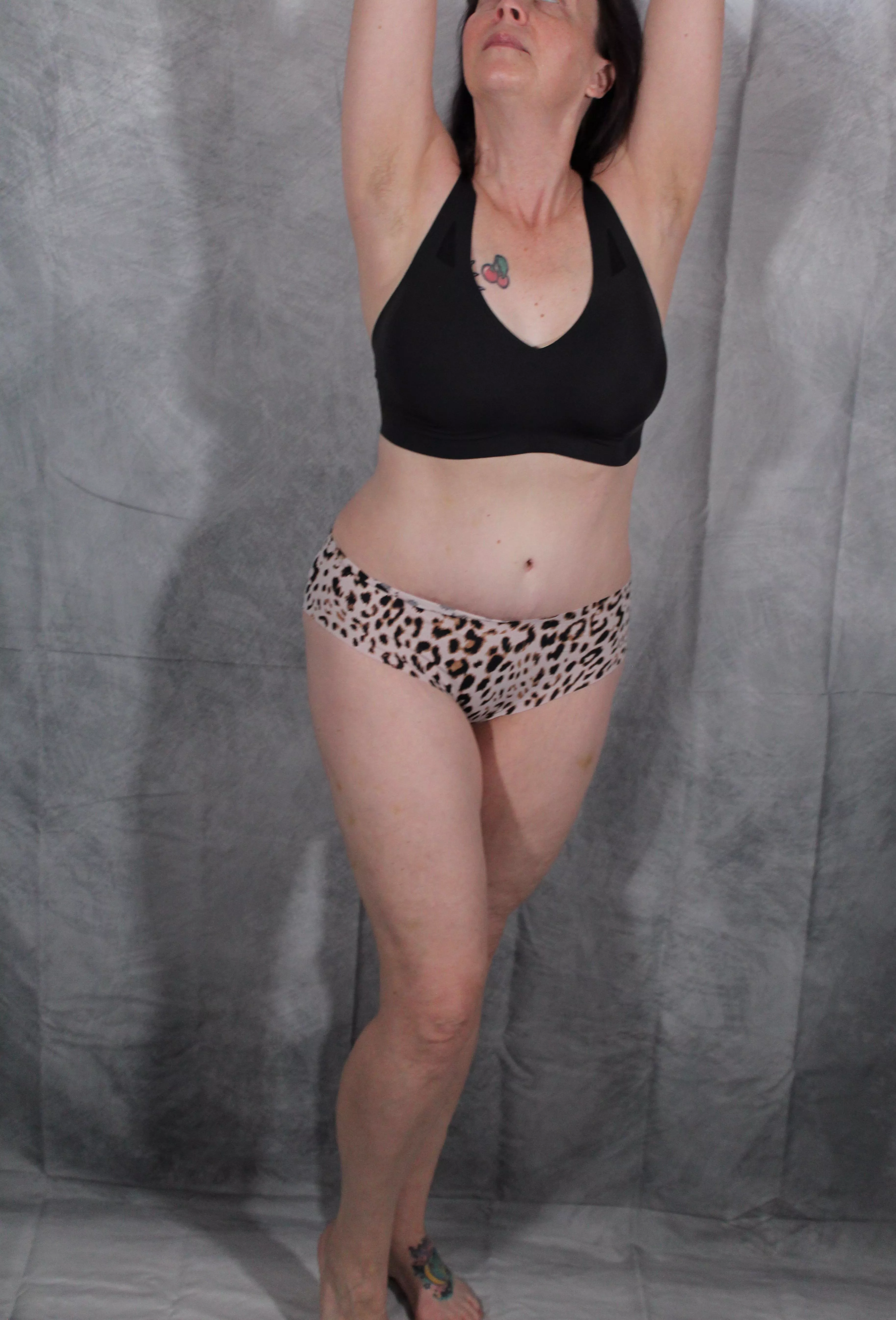 Monday morning stretch 🧘‍♀️ posted by pineapplesurprise72