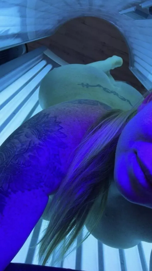 My pale skin love to be kissed by the tanning bed. by Cheleroo