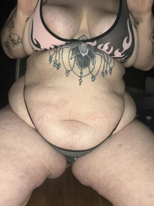 My squishy belly is getting bigger 🐷🖤 by Emobabee0