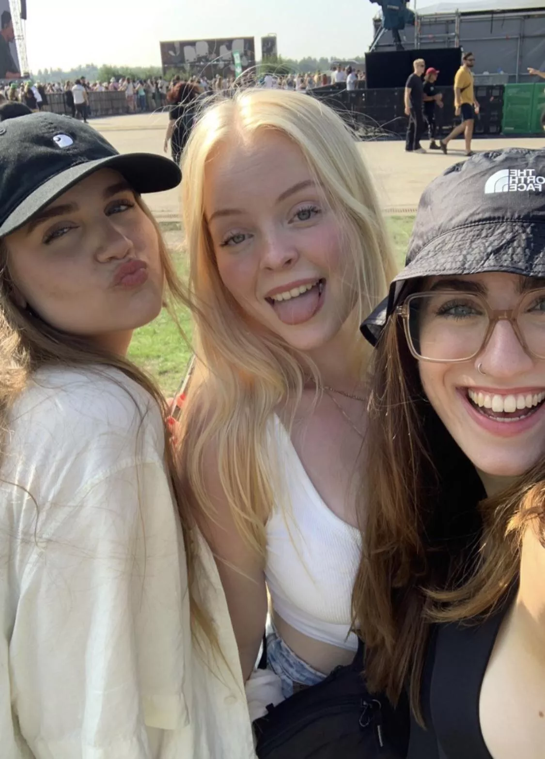 Pick one😈 [3] posted by ilovetosuck69