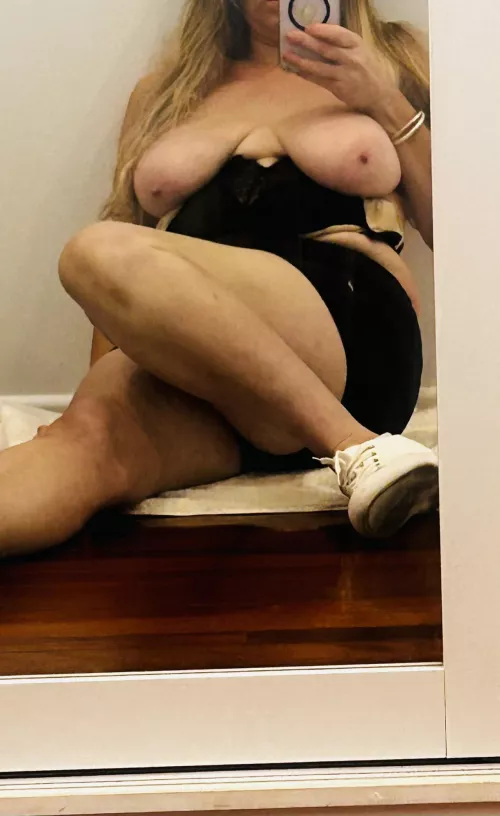 Busy doing chores but decided to drop down and do a quick spicy shoot for you all! by lexi_lynx