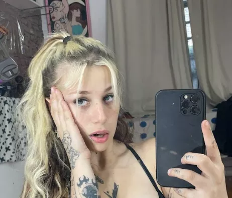 Do I look pretty here? posted by cooperationapples