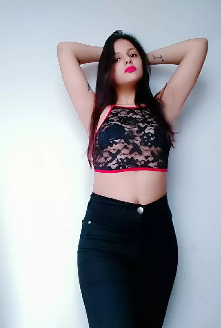 M I love my croptop how it looks with jeans ❤️ posted by _AngieXXX