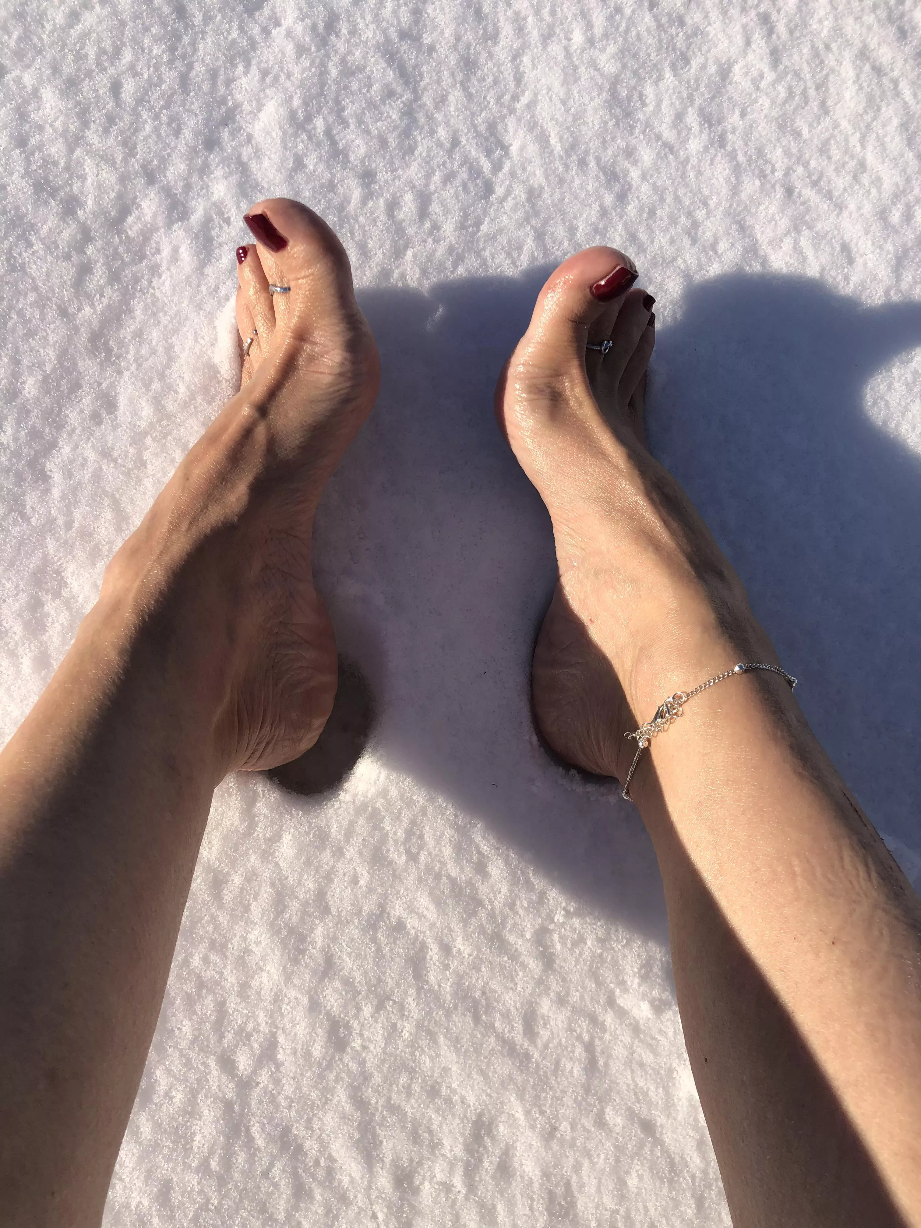Oil feet and cold snow posted by albastoes