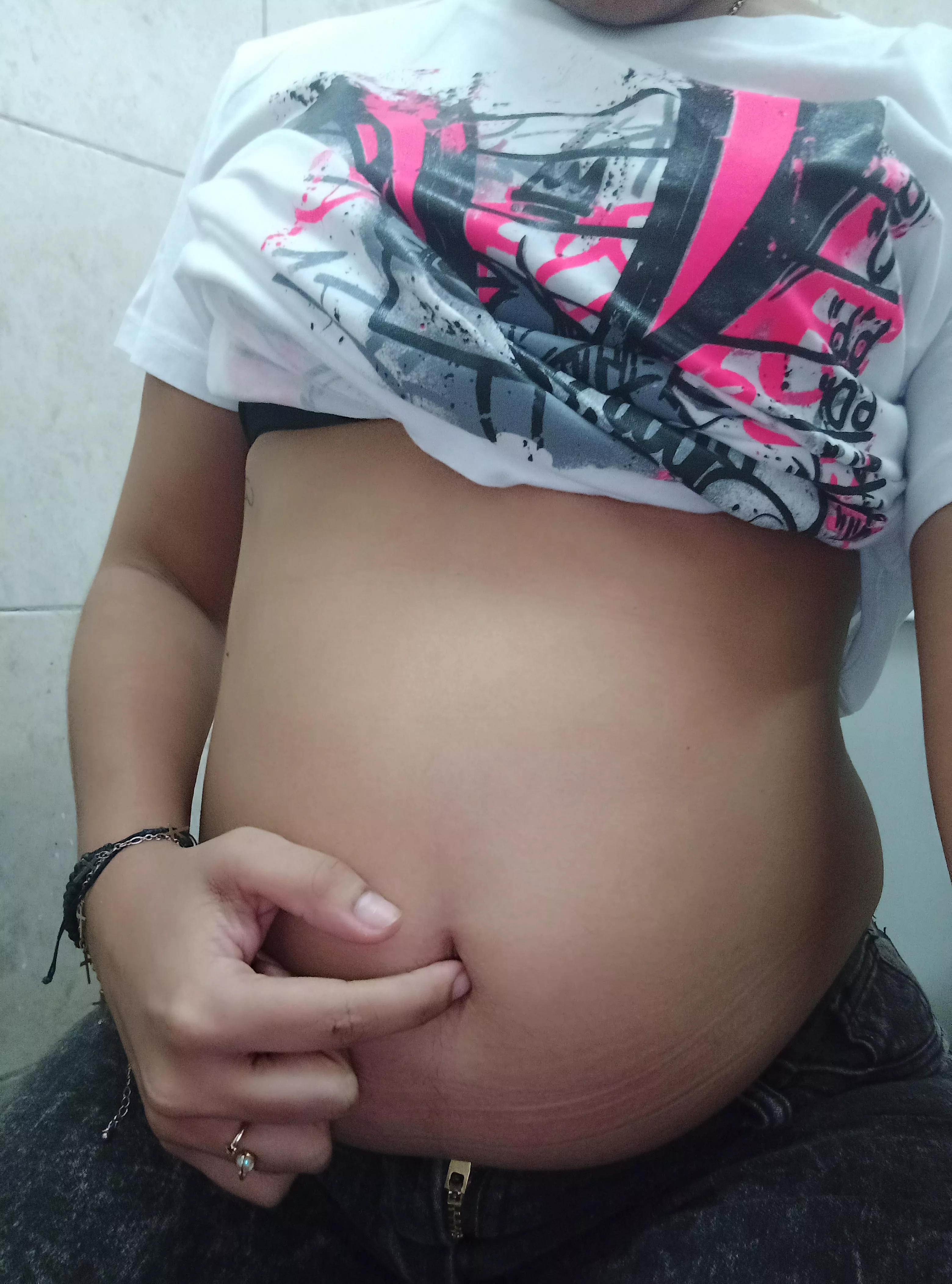 Pizzas and burgers definitely make everything grow.. 🍔🍟🐽 posted by jazmv