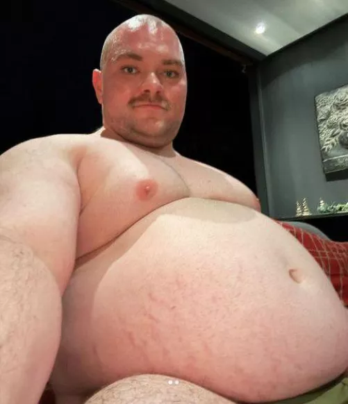 Anyone into big guys and want to chat? ;) by Crazy-Pudding2722