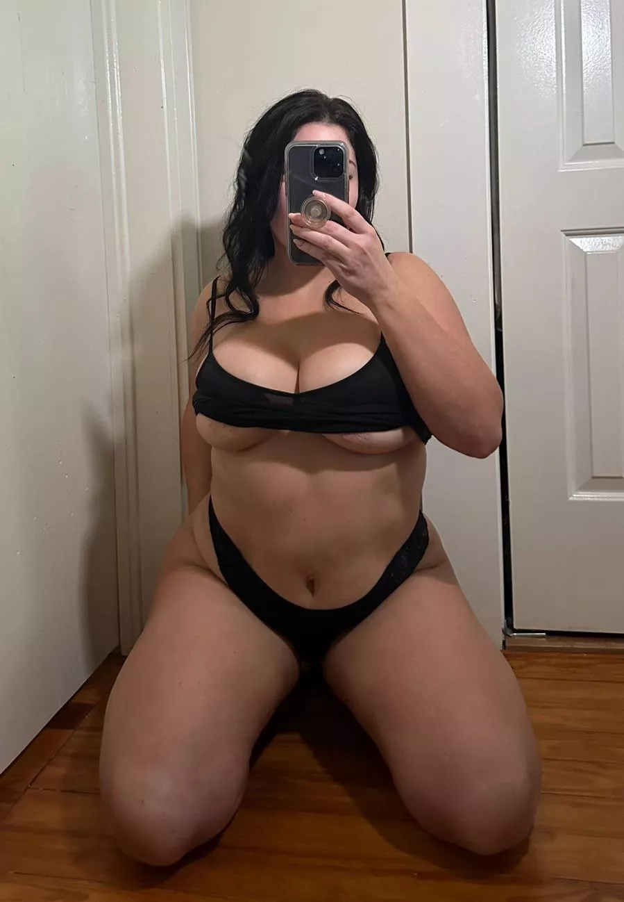 Do you like curvy MILFS posted by ChloPerfect