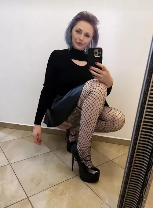 Fishnets always make me feel so hot by theinkedsiren1
