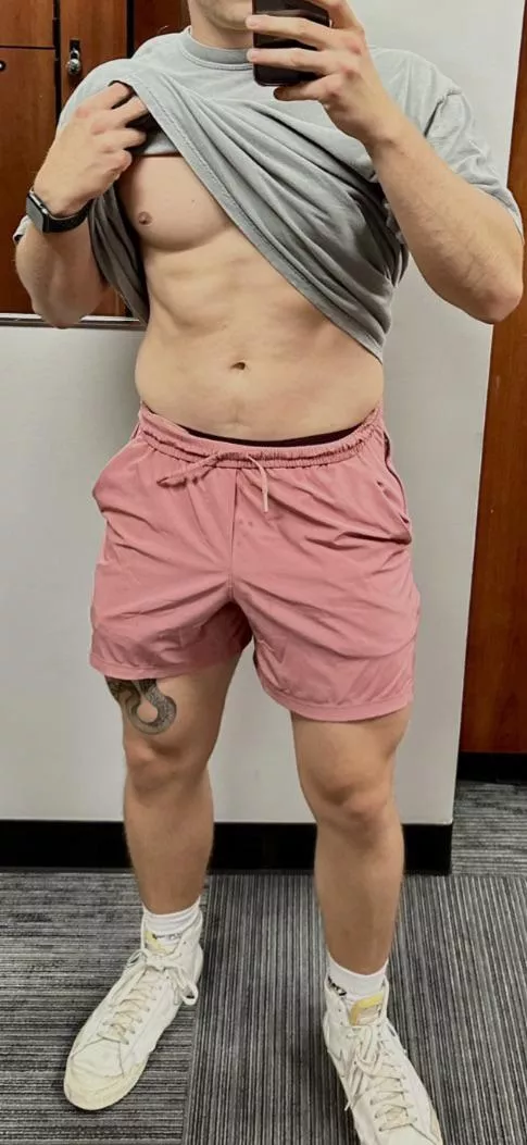 26 now. It’s my birthday. GL muscular stud looking for similar. Let’s swap h00kup vids. DM me posted by Vani11a_Sunset7