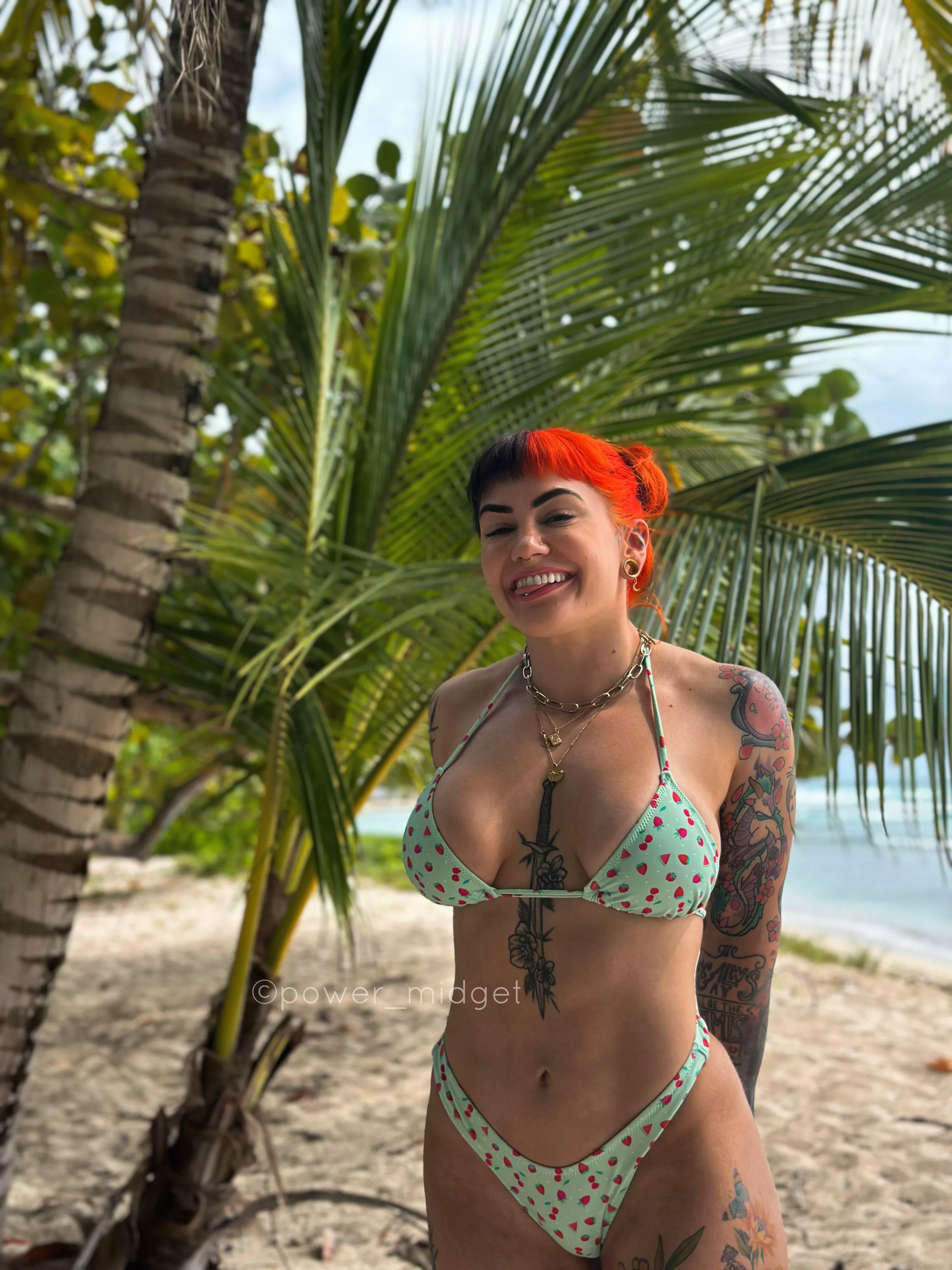 4ft 8” little cutie 🥰 posted by power_midget