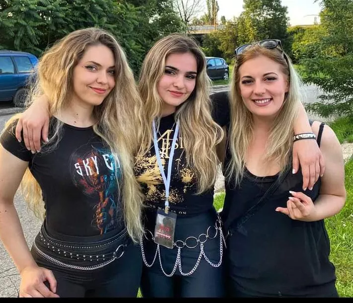 All in black posted by Chaturbater1