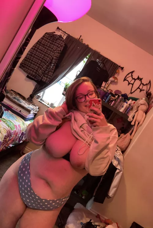 Comfy and cozy by Zombeech_