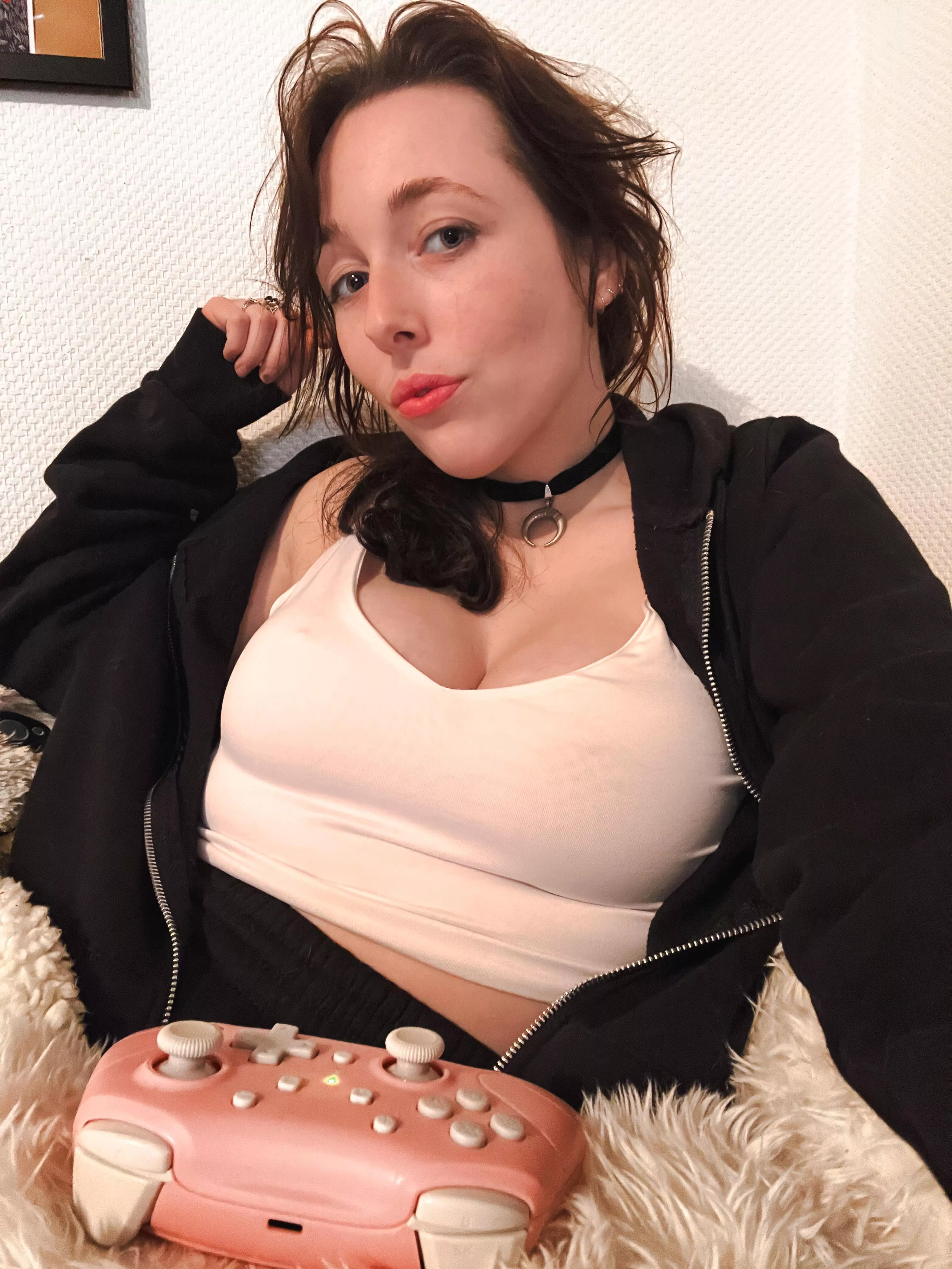 Currently playing a pretty old game, I’ll let you guess which one (and my hairbrush is obviously gone missing) posted by CandideCrush