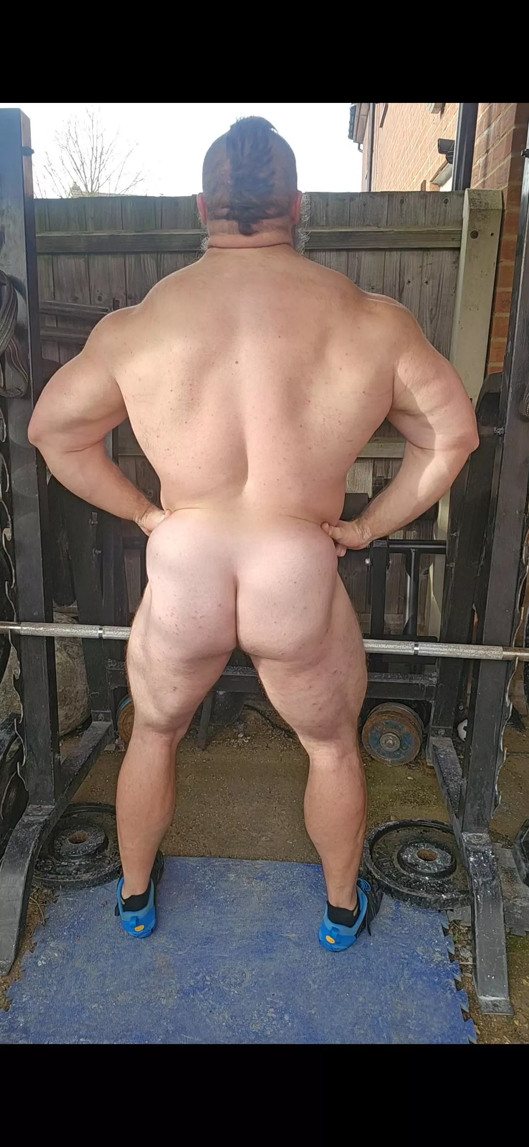 Flexing from behind posted by strongdickie2