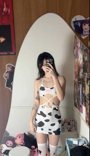 From 1-10 how much do you like my outfit?? posted by PhotoWorth