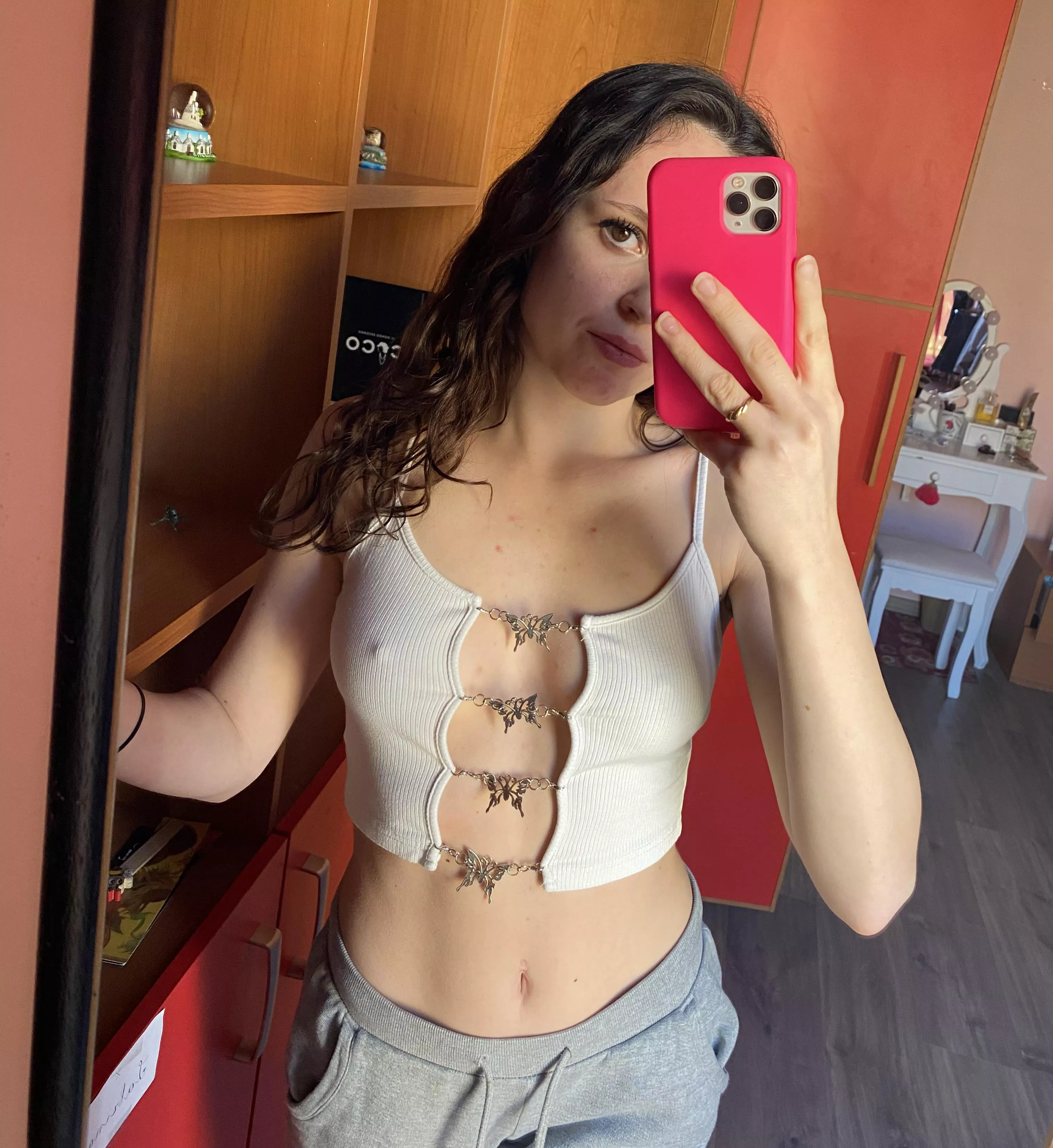 I don’t like to wear bra under my crop tops posted by Onlysab5