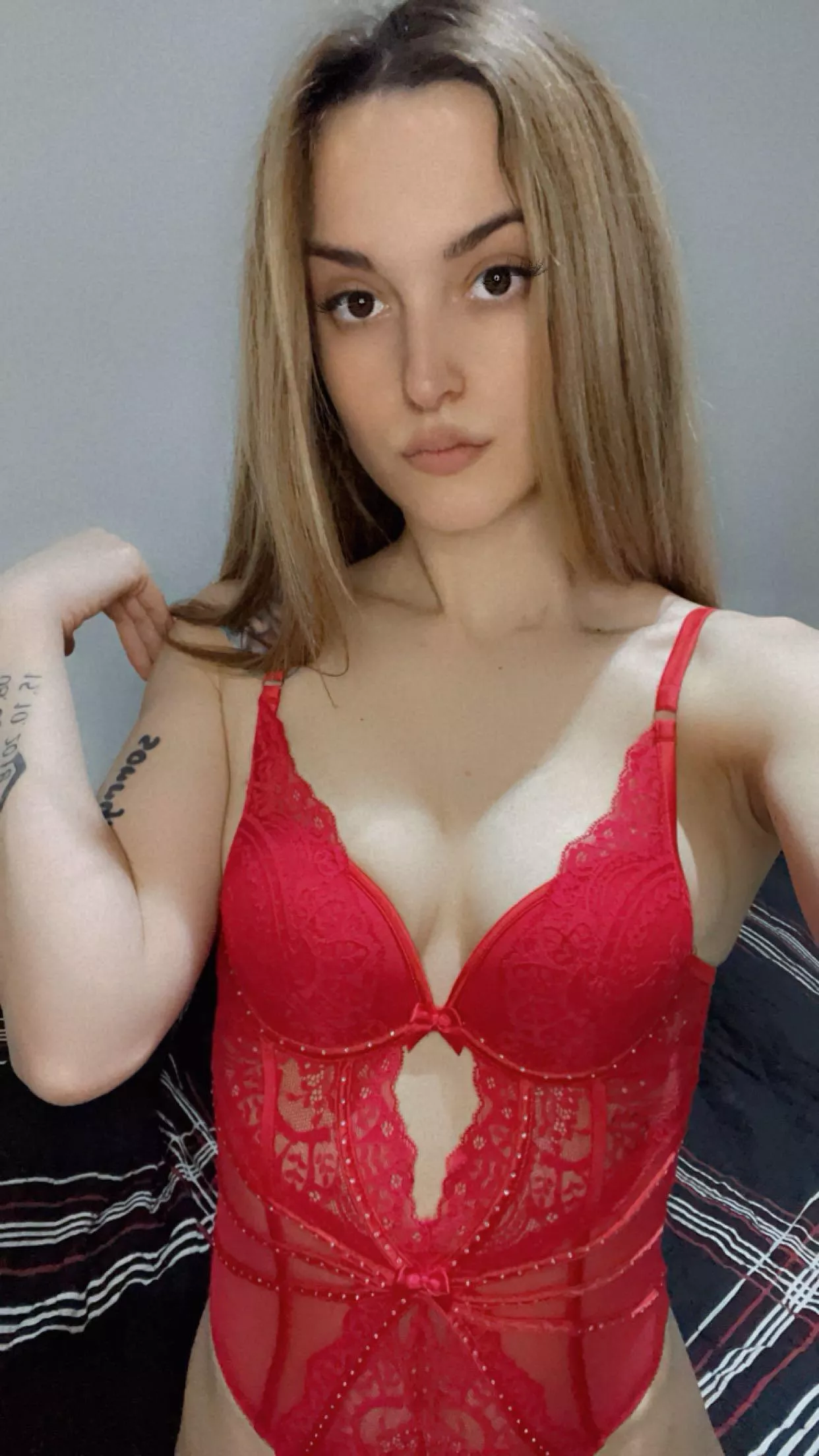 I love how red suits my body posted by EmmyTurnerOficial