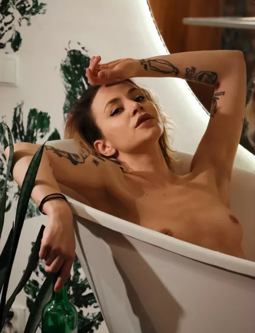 If I sent you bathtub nudes, would you jerk off them? by elena_winslet