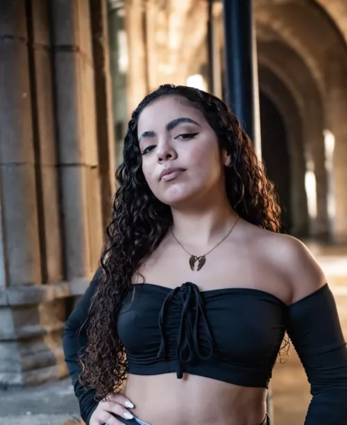 IUTR Pretty face good hair, take me on a date. by ImpressiveCape