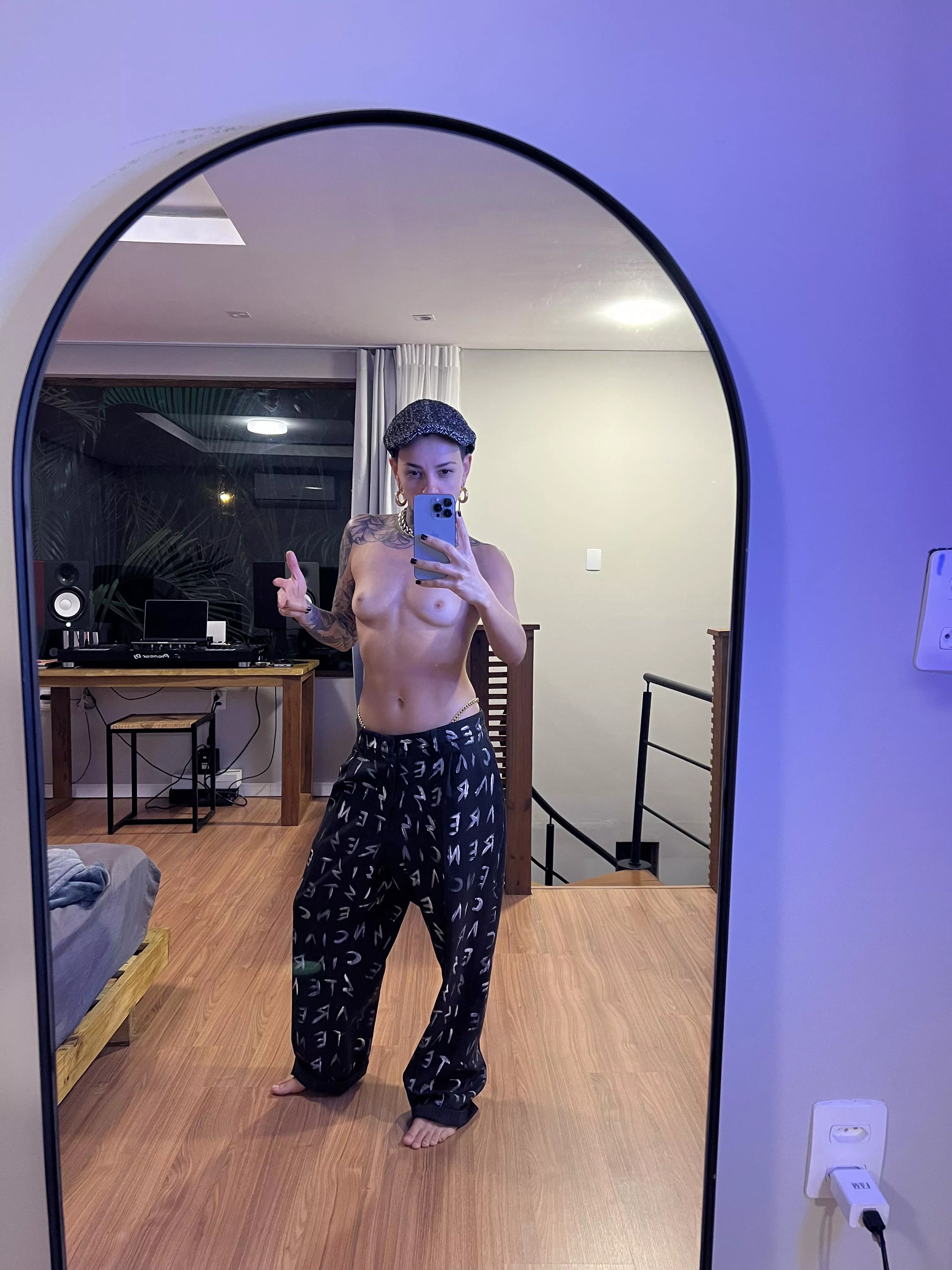 Looking for a brave people who eat ass on the first date posted by Salyxnoa