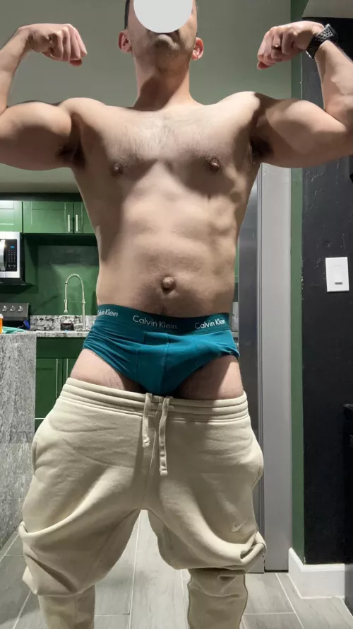 [M] Kitchen lighting hits pretty good apparently. Anyways, who is gonna come feel me up while I flex a bit? by Cody469