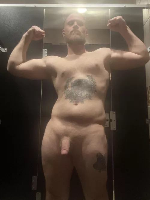 [M] Who wants to fuck in locker room? by BeardedDaddy90