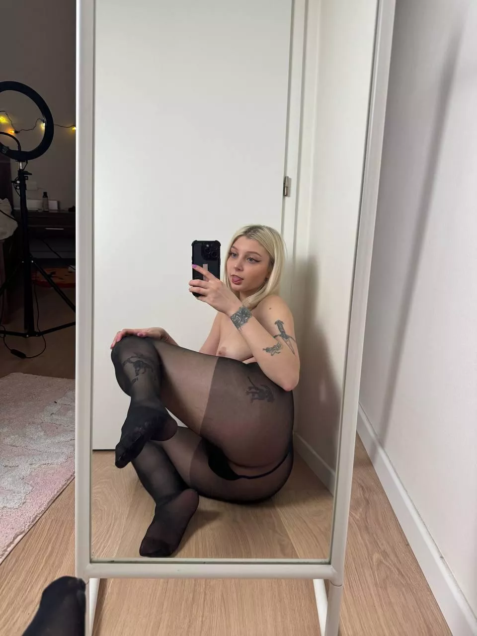 make my tights wet posted by Lit1le_kitty